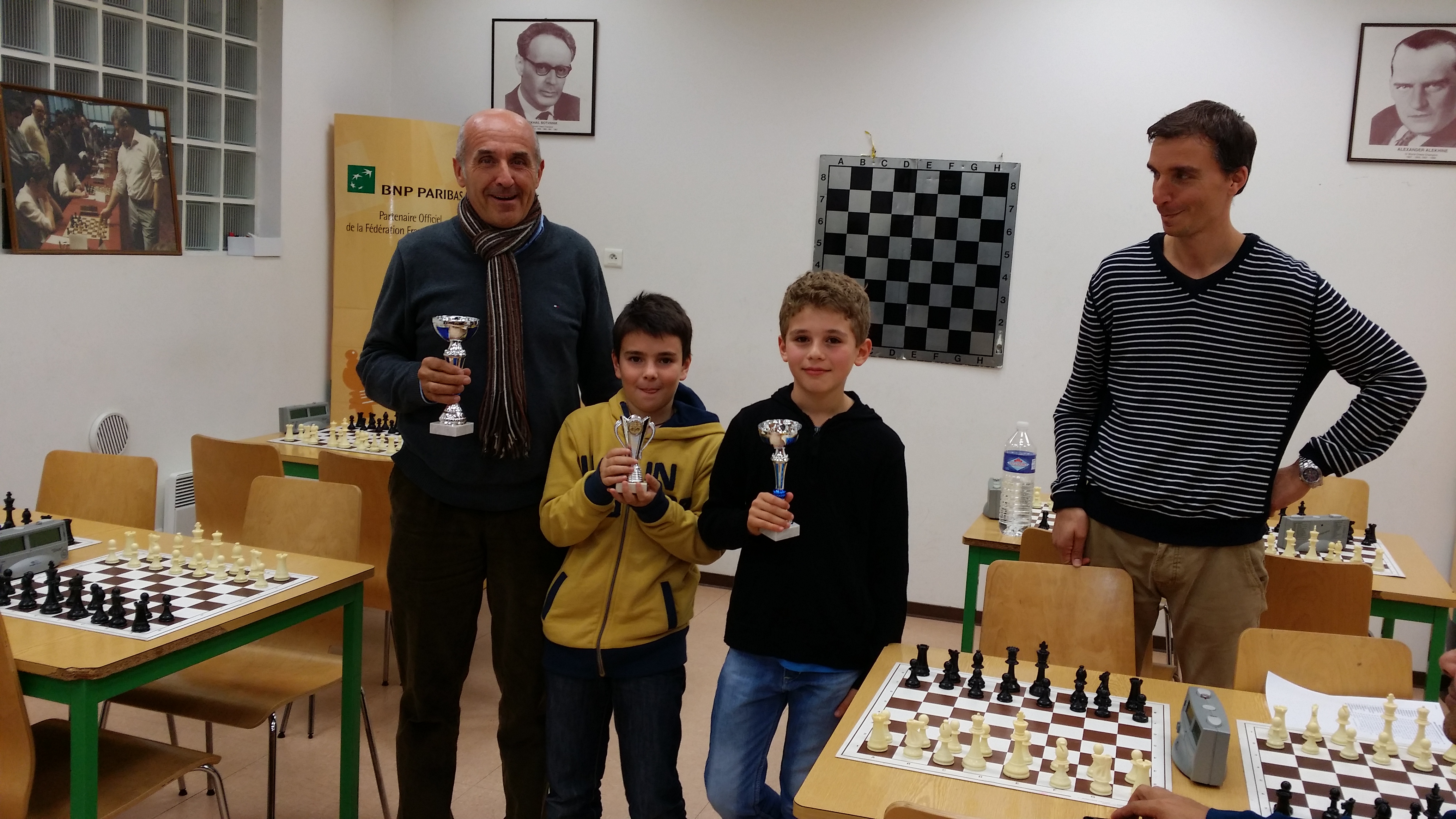 Le podium du tournoi ( avec Nils qui récupère la coupe pour son grand frère )